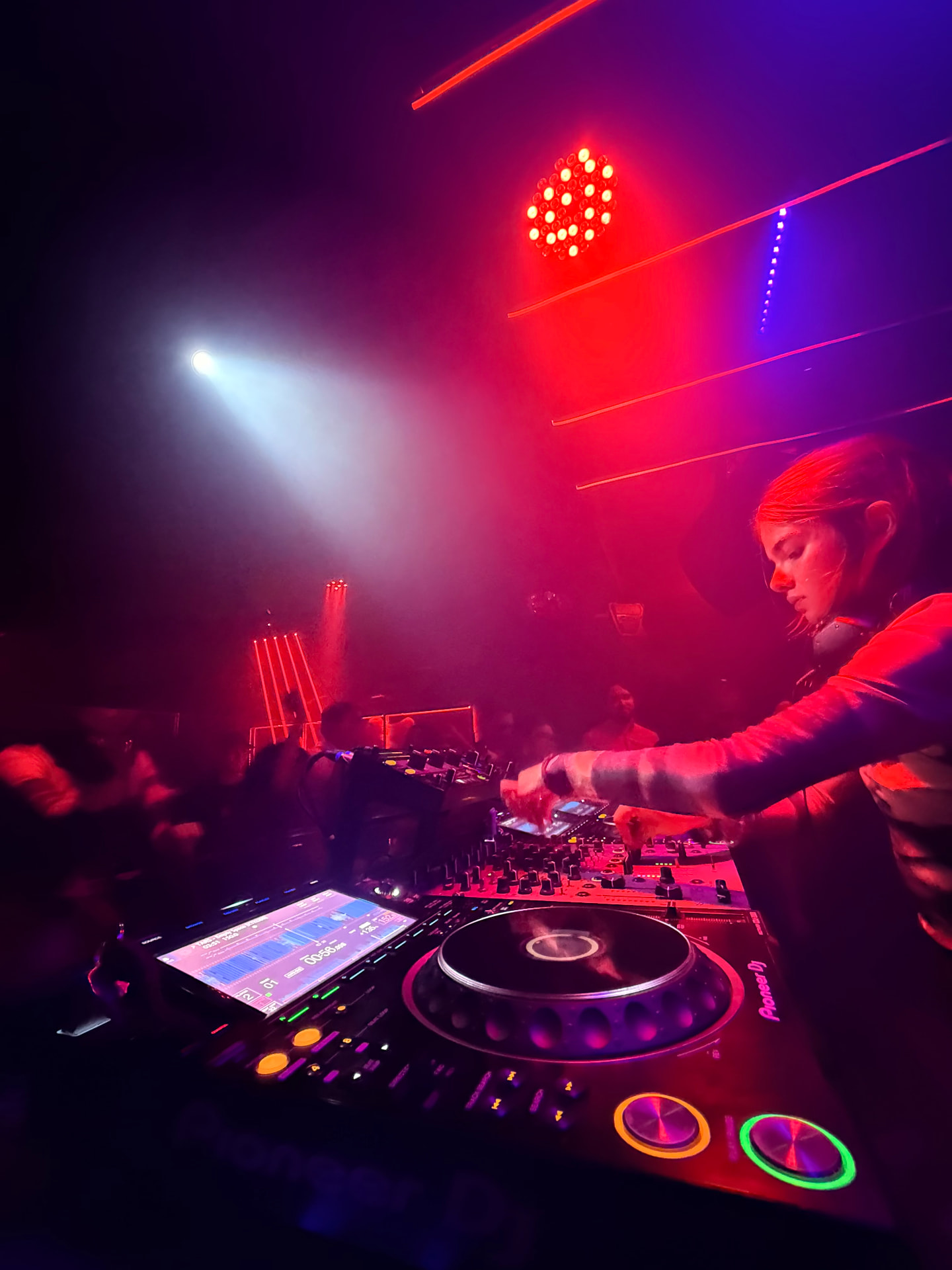 MUSIKLUB - DJ en vivo frente al público