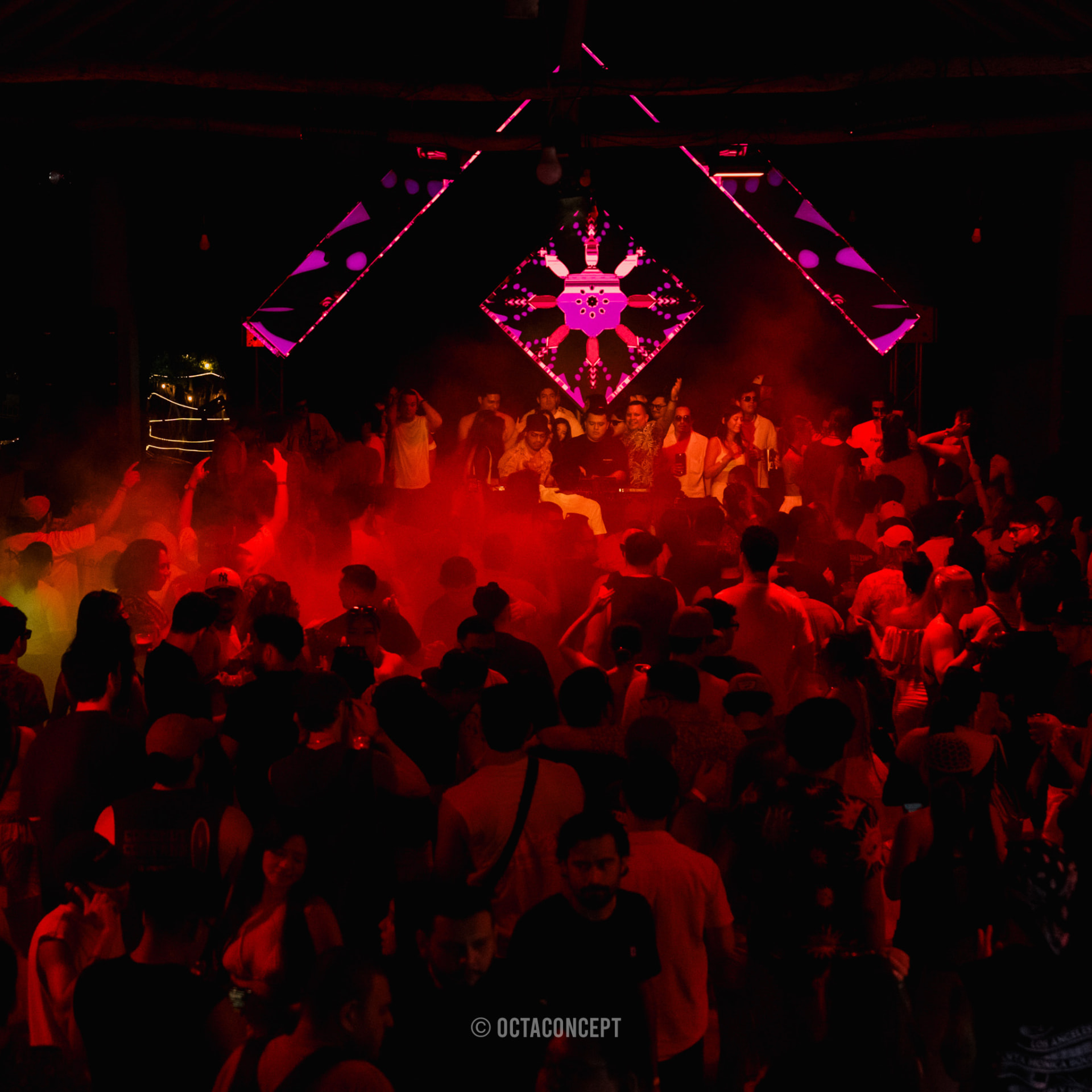 OCTA CONCEPT - Escenario y multitud