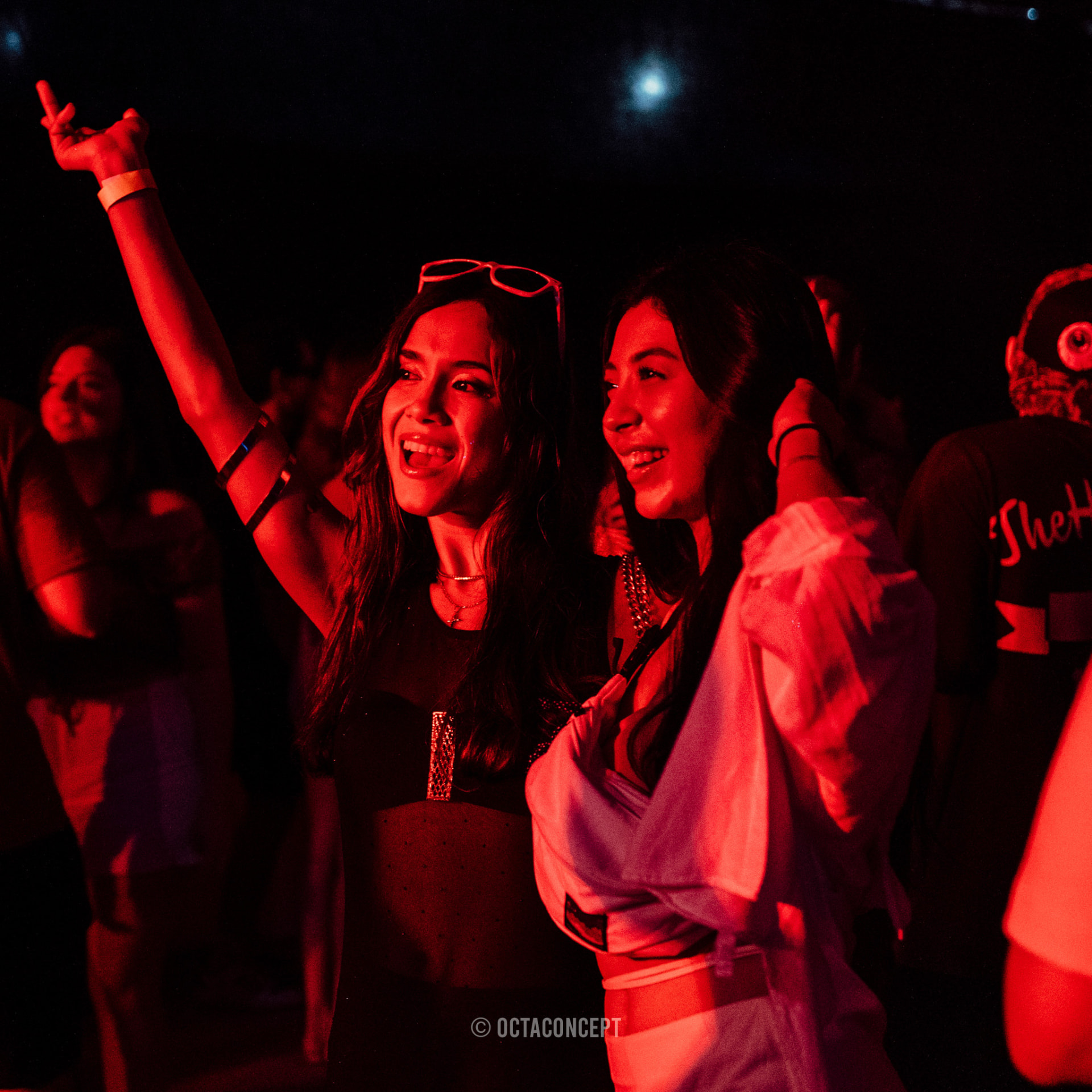 OCTA CONCEPT - Público celebrando en la pista