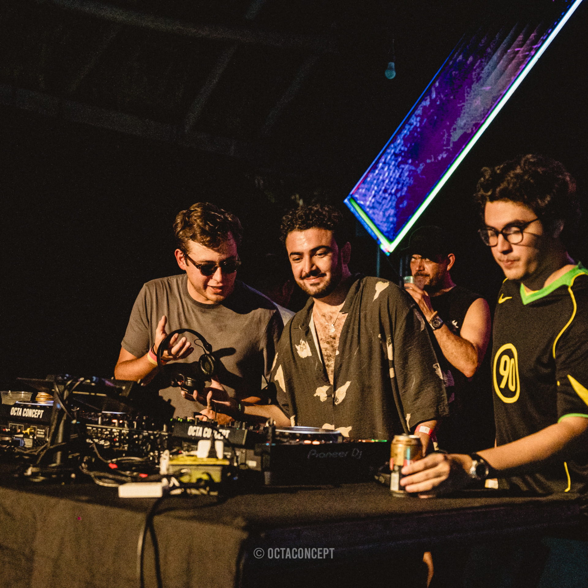 OCTA CONCEPT - Equipo en cabina durante el set