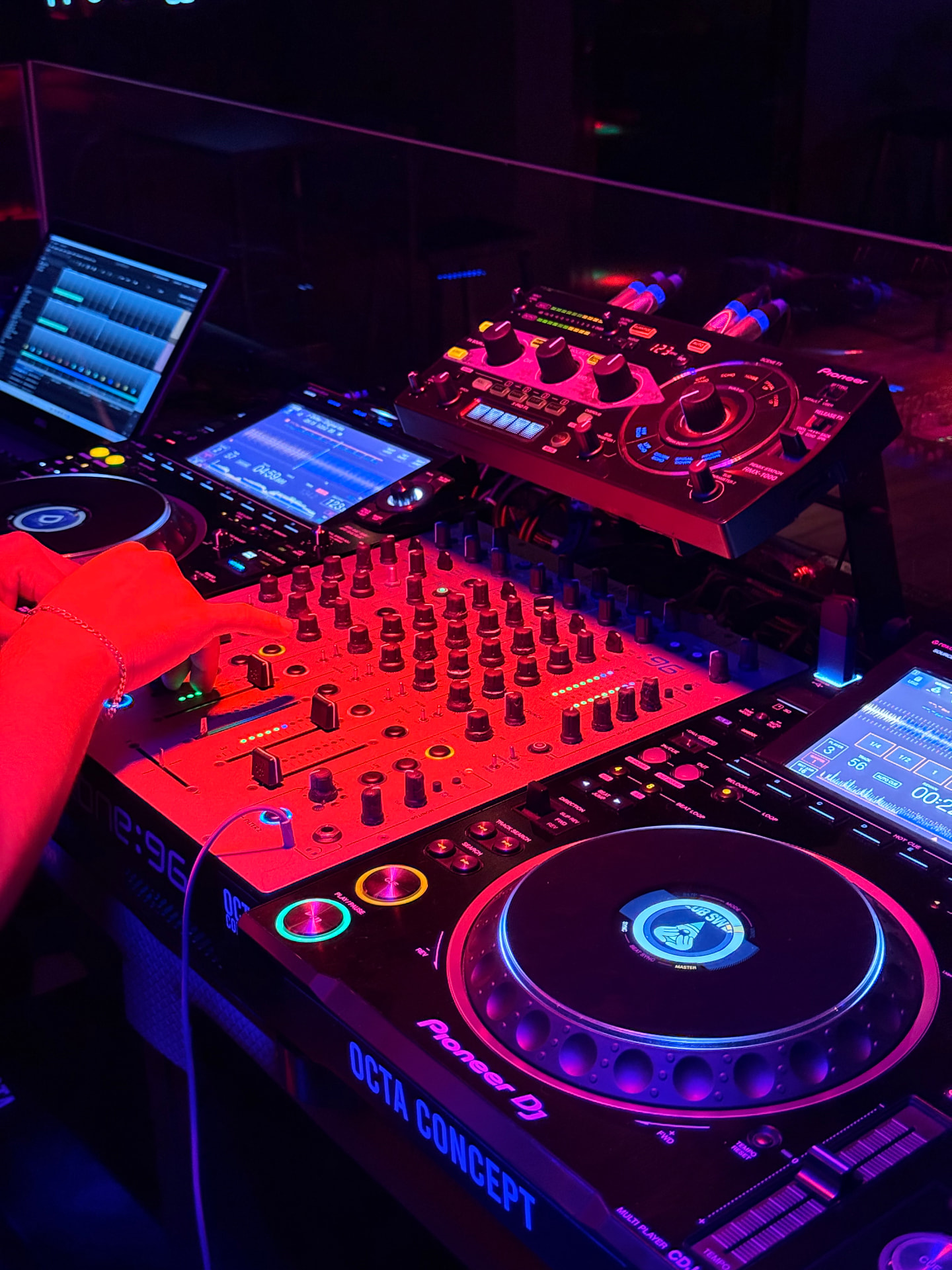 MUSIKLUB - cabina de DJ con Pioneer CDJ y mixer